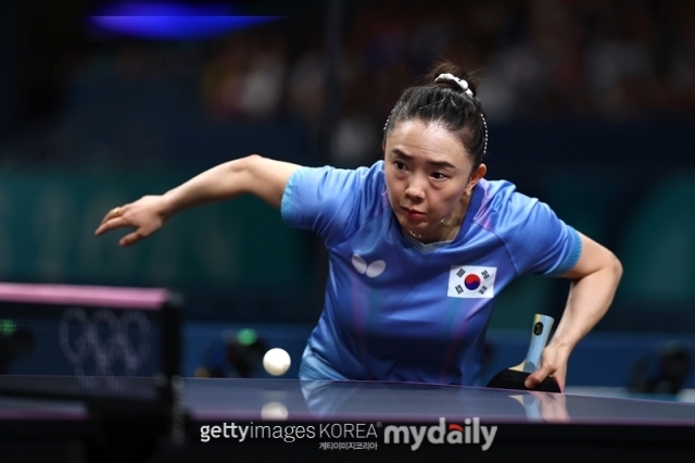전지희가 8일(한국시각) 프랑스 파리 사우스파리 아레나4에서 열린 2024 파리올림픽 탁구 여자 단체전 중국과 4강전 경기를 하고 있다./게티이미지코리아