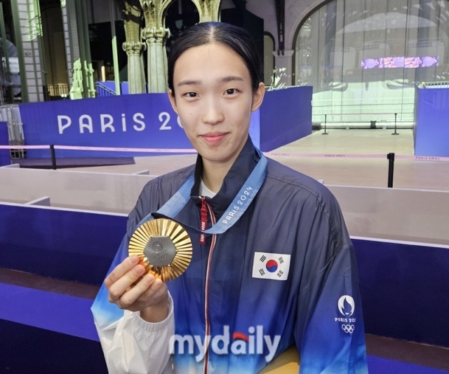 태권도 김유진이 금메달을 들고 포즈를 취하고 있다./파리=심혜진 기자 cherub0327@mydaily.co.kr