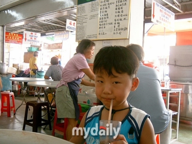 점심 식사를 하기 위해 찾은 식당에서 메뉴를 읽을 수 없어 곤란했는데, 사진에 보이는 종업원 아주머니가 친절하게 대해주어 마음이 훈훈해졌다./신양란 작가