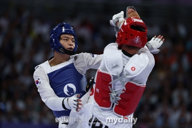 태권도 서건우가 9일(한국시각) 프랑스 파리에 위치한 그랑 팔레에서 열린 2024 파리 올림픽 태권도 남자 80㎏급 4강전에서 메흐란 바르호르다리(이란·9위)와 대결을 하고 있다./게티이미지코리아