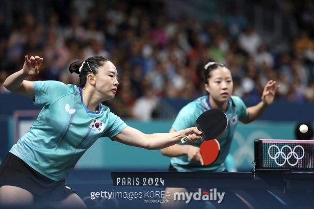 동메달 결정전 복식 경기에 나선 한국 여자 탁구 대표팀 신유빈-전지희./게티이미지코리아