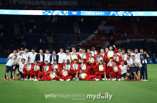 2024 파리 올림픽 금메달을 목에 걸고 기념사진을 찍는 스페인 선수들. /게티이미지코리아