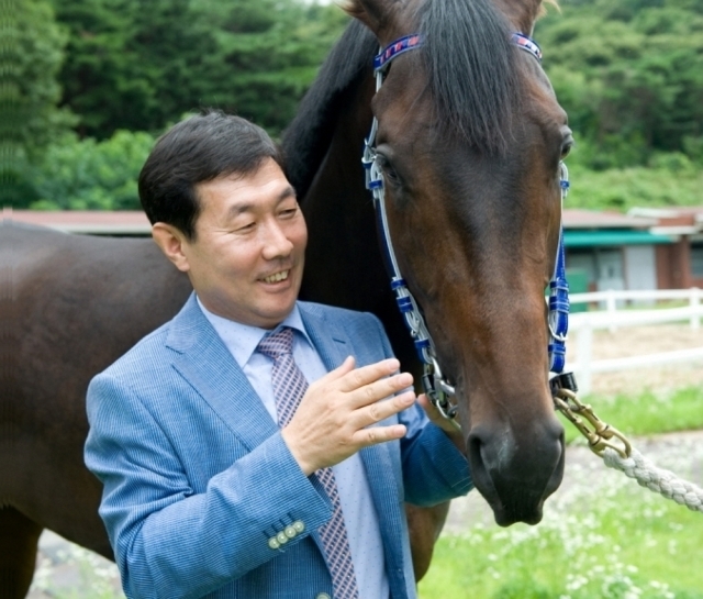 김영관 조교사가 1500승 달성을 앞두고 있다. /한국마사회