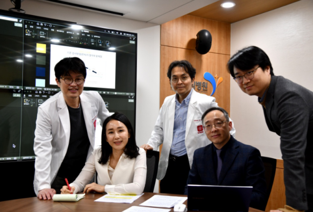 시계방향으로 강경훈 교수, 황은아 대표, 김은수 교수, 박재찬 교수(경북대의대 의료인공지능연구센타장), 정성문 교수(공동대표)/에이아이씨유