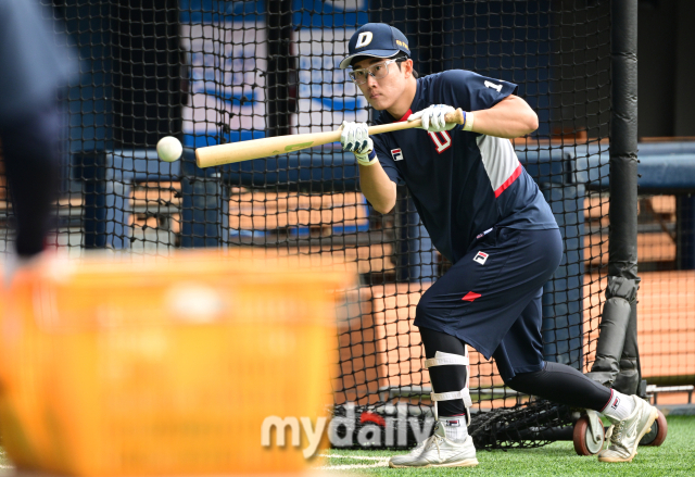 두산 허경민이 번트 훈련을 하고 있다 / 잠실 = 유진형 기자 zolong@mydaily.co.kr