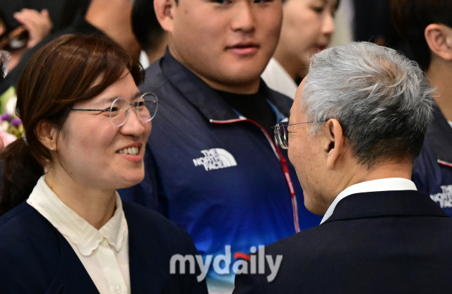 2024년 8월 13일 2024 파리올림픽에 출전한 대한민국 선수단 본진이 인천국제공항을 통해 귀국했다. 유인촌 문화체육관광부 장관과 장미란 문화체육관광부 차관이 환하게 웃고 있다./인천공항=유진형 기자 zolong@mydaily.co.kr