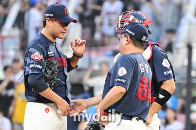 2회초 마운드에 오를 김태형 감독이 박세웅에 볼을 달라고 이야기 하고 있다.