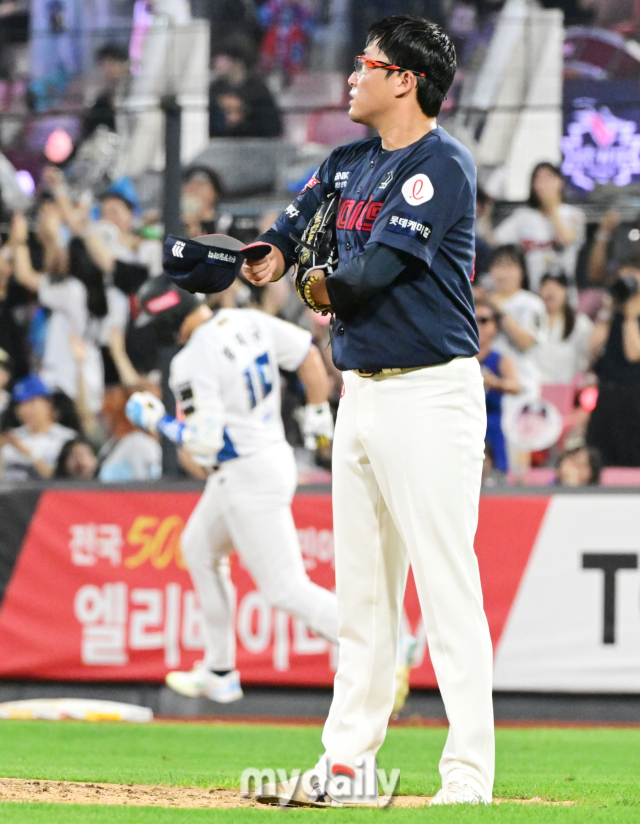 롯데 선발 박세웅이 4회말 1사 1,2루에서 황재균에게 3점 홈런을 허용한 뒤 아쉬워 하고 있다.