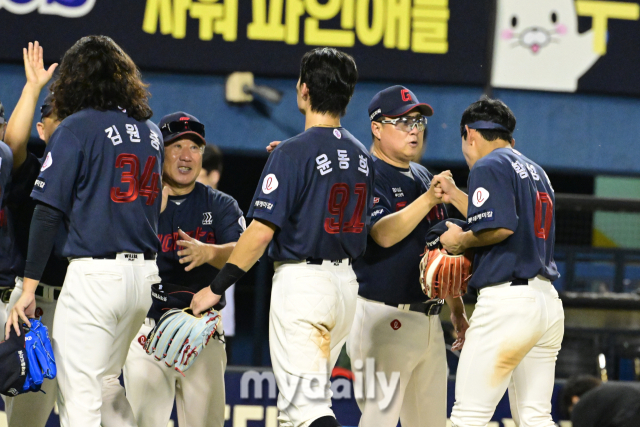 2024년 8월 14일 서울 잠실야구장에서 진행된 ‘2024 신한 SOL Bank KBO리그’ 롯데-두산의 경기. 롯데 김태형 감독이 12-2로 승리한 뒤 황성빈과 하이파이브를 하고 있다./마이데일리