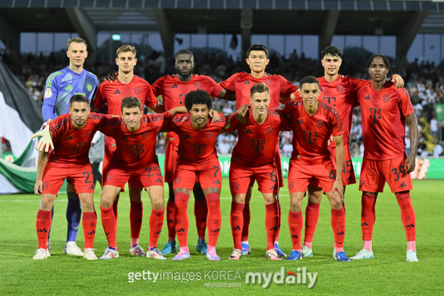 독일 매체 스폭스는 21일(한국시간) 2024-25시즌 분데스리가에서 우승 다툼을 펼칠 것으로 예상되는 팀들의 분데스리가 1라운드 선발 명단을 예측해 소개했다. 이 매체는 바이에른 뮌헨이 오는 25일 열리는 볼프스부르크와의 2024-25시즌 분데스리가 1라운드에서 케인, 나브리, 올리세가 공격진을 구성하고 미드필더로 무시알라, 킴미히, 파블로비치가 출전할 것으로 점쳤다. 또한 수비진은 게레로, 김민재, 우파메카노, 보이가 구축하고 골문은 노이어가 지킬 것으로 점쳤다./게티이미지코리아