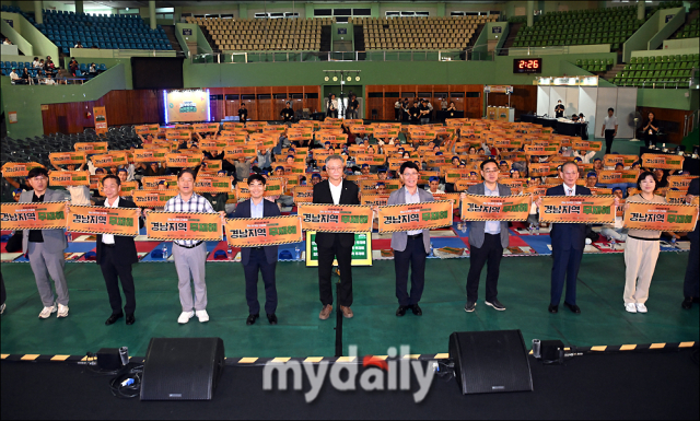 18일 안종주 안전보건공단 이사장(가운데)이 경남 창원 소재 마산실내체육관에서 열린 제1회 ‘외국인 근로자 안전퀴즈왕’ 참가자들과 ‘경남지역 무재해’ 가 적힌 팻말을 들고 있다./창원=송일섭 기자