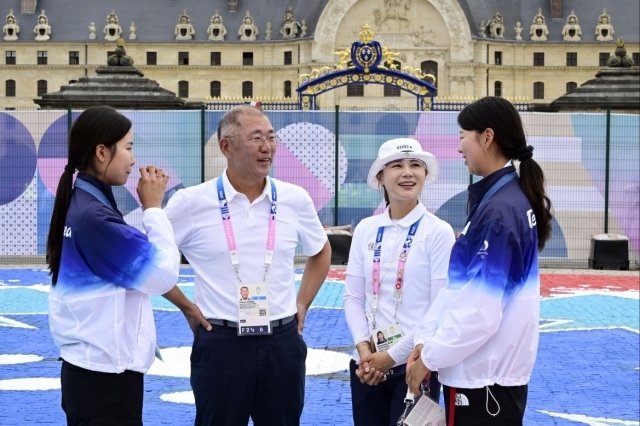 지난 3일(현지시간) 파리대회 양궁 여자개인 시상식 직후 현대자동차그룹 정의선 회장(왼쪽에서 두번째)이 남수현, 전훈영, 임시현(사진 왼쪽부터) 선수들을 축하하며 이야기를 나누고 있다. /현대차그룹