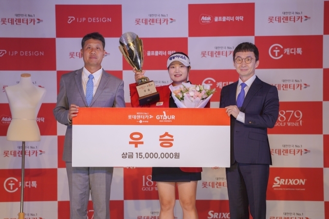 지난 18일 대전 골프존조이마루에서 열린 ‘2024 롯데렌탈 롯데렌터카 GTOUR WOMEN’S’ 5차 결선 시상식에서 (왼쪽부터) 박강수 골프존 대표, 우승자 홍현지, 조근행 롯데렌탈 주식회사 마케팅부문 상무가 기념촬영을 하고 있다. /골프존