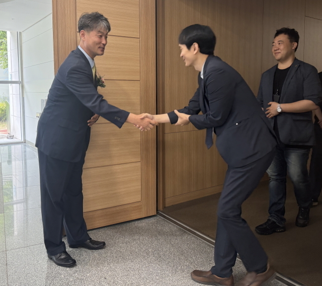 김중헌(왼쪽) 이사장이 직원과 인사를 나누고 있다. /태권도진흥재단 제공