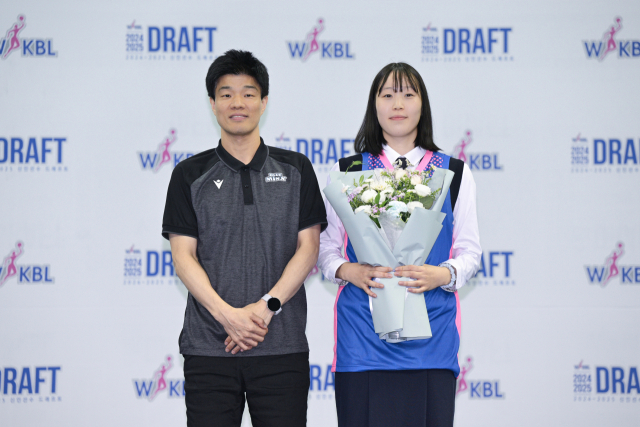 용인 삼성생명 블루밍스 하상윤 감독과 최예슬./WKBL