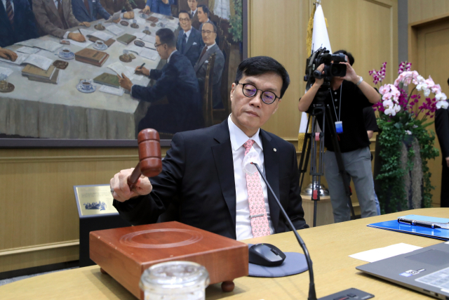 이창용 한국은행 총재가 22일 오전 서울 중구 한국은행에서 열린 금융통화위원회 본회의에서 회의를 주재하고 있다. /한국은행