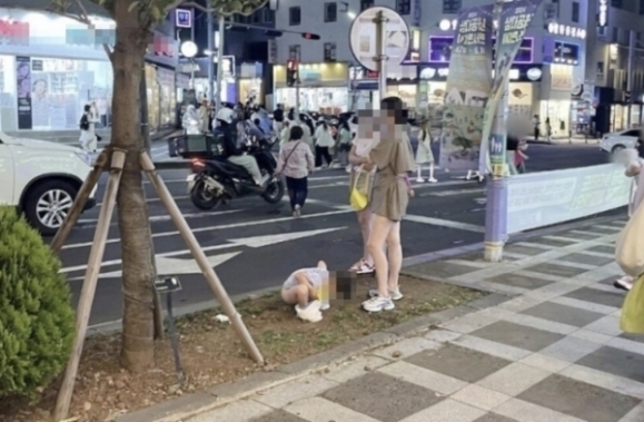 제주 도심 한복판에서 중국인 추정 아이가 용변을 보는 모습. 온라인 커뮤니티