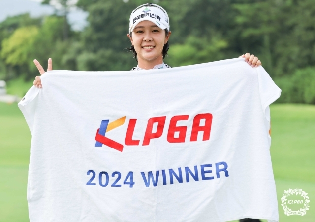 박지영이 한화클래식 2024 우승 확정 후 포즈를 취하고 있다./KLPGA