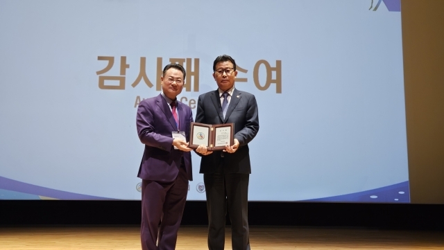 이한경(왼쪽) 한국체육학회 회장이 감사패를 수여하고 있다. /한국체육학회 제공