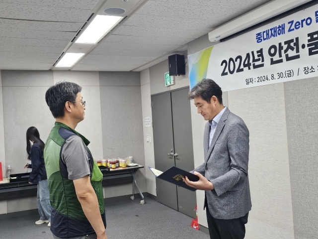 30일 국가철도공단 본사에서 김윤양 국가철도공단 충청본부장(오른)이 안전품질지킴이 임명장을 수여 하고 있다./국가철도공단 충청본부