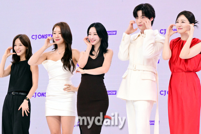 CJ온스타일에서 라이브쇼를 진행 중인 선예-소유-한예슬-안재현-김소영 / 마이데일리 사진DB