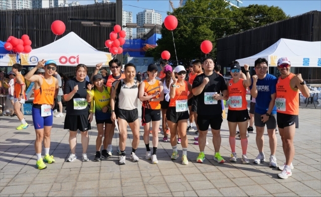 OCI홀딩스는 지난 8월 31일 서울 올림픽공원 일대에서 열린 제10회 ‘시각장애인과 함께하는 어울림 마라톤대회’에서 임직원 및 가족 60여명이 시각장애인의 가이드러너 봉사에 참여했다고 3일 밝혔다. /OCI홀딩스