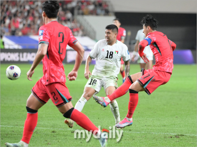 손흥민이 5일 서울 마포구 성산동 서울월드컵경기장에서 열린 2026 국제축구연맹(FIFA) 북중미 월드컵(미국-캐나다-멕시코) 아시아 지역 3차 예선 1차전 팔레스타인-한국 경기에서 슛팅을 하고 있다./사진 = 한혁승 기자