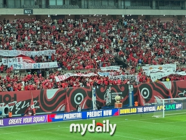 5일 8시 서울월드컵경기장에서 펼쳐지는 대한민국과 팔레스타인의 경기에 앞서 축구 팬들이 정몽규 회장과 홍명보 감독을 비판하는 걸개를 들고 있다/사진 = 최병진 기자