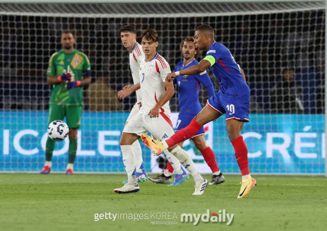 프랑스는 7일(한국시간) 프랑스 파리에 위치한 파르크 데 프랑스에서 열린 유럽축구연맹(UEFA) 네이션스리그A 2조 1차전에서 이탈리아에 1-3으로 졌다. 음바페는 이날 경기에서 선발 출전해 풀타임 활약하며 프랑스 공격을 이끌었지만 득점포가 침묵했고 프랑스는 역전패를 당했다./게티이미지코리아