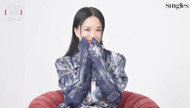 가수 겸 배우 엄정화./싱글즈