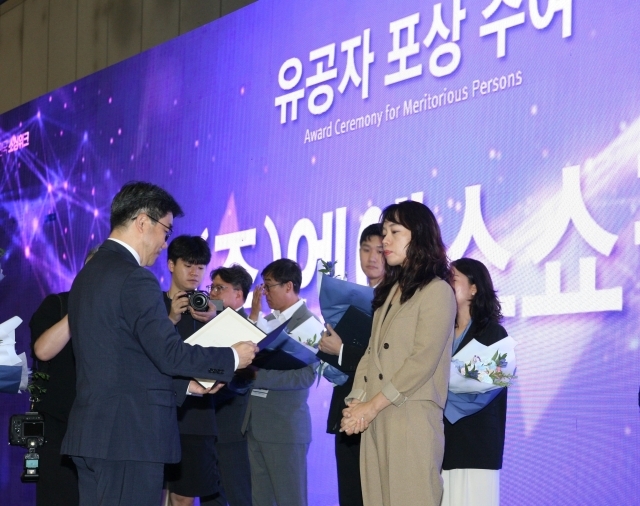5일 대한민국 소싱위크 개막식에서 조정희 NS홈쇼핑 TV식품팀장이 김성섭 중소벤처기업부 차관으로부터 표창장을 받고 있다. /NS홈쇼핑