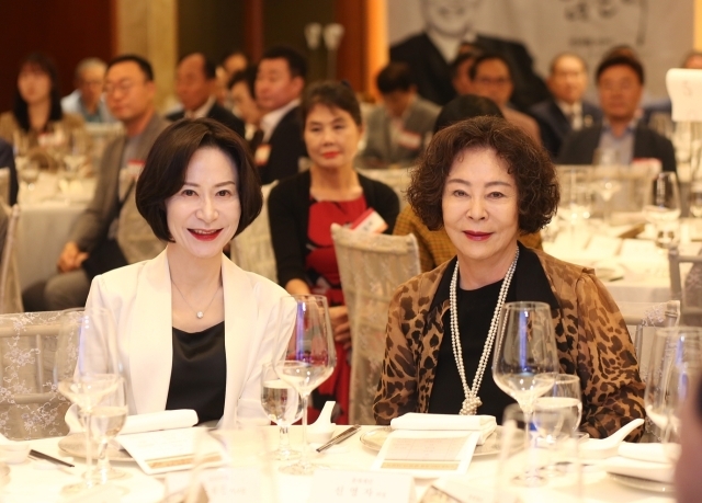 신영자 롯데재단 의장(오른쪽)과 장혜선 롯데장학재단 이사장./롯데재단
