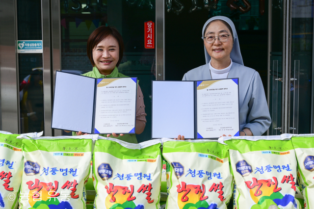 9일 농협유통이 추석 명절을 맞아 서울 송파구 잠실종합사회복지관에 쌀 1톤을 기부하고 쌀 소비 촉진을 위해 업무협약을 체결했다. /농협유통