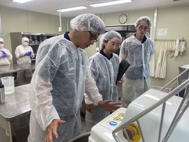 12일 추석 명절을 맞아 김판기 안전보건공단 경남동부지사장(맨 왼쪽)이 지역 내 사회복지시설을 방문해 사랑나눔 성금 전달과 시설 안전점검을 실시했다./안전보건공단 경남동부지사