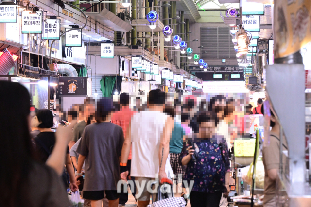 13일 오후 서울 마포구 망원시장에는 추석 명절을 앞두고 전통시장을 찾은 시민들로 북적이고 있다./곽경훈기자