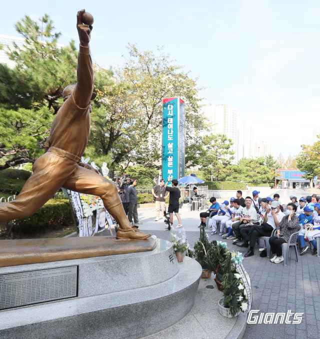 최동원동상./롯데 자이언츠