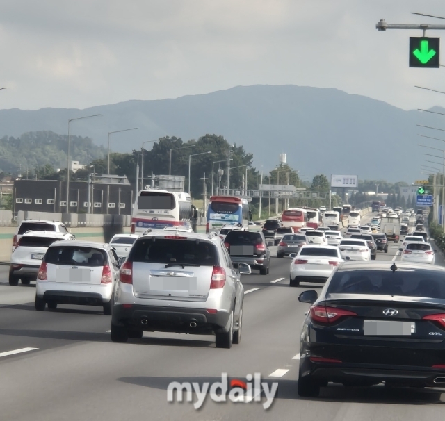 추석을 맞아 차량이 몰리며 고속도로 일부 정체가 나타나고 있다./황상욱 기자