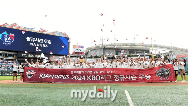 KIA가 정규시즌 우승 후 모자를 던지며 기뻐하고 있다 / 인천 = 유진형 기자 zolong@mydaily.co.kr