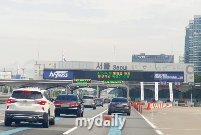 추석 연휴 마지막날인 18일을 맞아 전국 고속도로에 귀경길 행렬이 이어지고 있다. /방금숙 기자