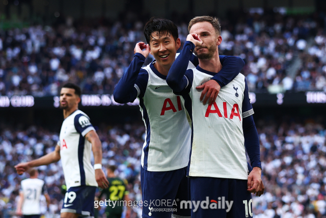 유럽축구 통계매체 소파스코어는 23일(현지시간) 2024-25시즌 프리미어리그 5라운드 베스트11을 선정해 소개했다. 손흥민은 브렌트포드와의 2024-25시즌 프리미어리그 5라운드에서 2어시스트를 기록하며 토트넘의 3-1 역전승을 이끈 가운데 주간 베스트11 공격수에 이름을 올렸다./게티이미지코리아