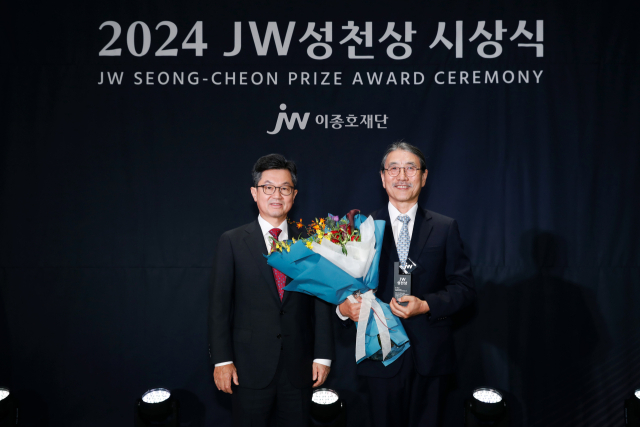 이경하 JW이종호재단 이사장(JW 회장), 유덕종 에티오피아 세인트폴병원 밀레니엄 의과대학 교수(오른쪽). /JW중외제약