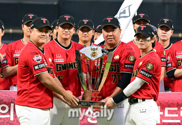 KIA 이범호 감독, 나성범, 장현식, 박찬호가 2024 KBO 정규시즌 우승 트로피를 들어 올리고 있다. / 광주 = 유진형 기자 zolong@mydaily.co.kr