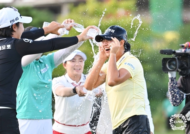 마다솜이 하나금융그룹 챔피언십 우승 후 축하 물세례를 받고 있다./KLPGA