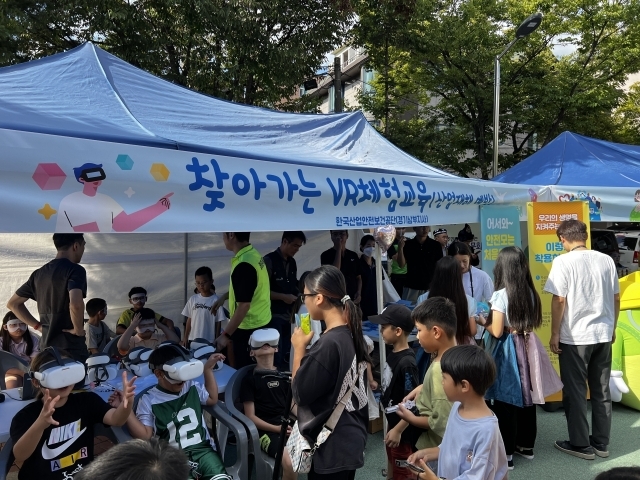 안전보건공단 경기남부지사는 고용노동부 평택지청, 안성시와 함께 28일 안성시 대덕면 내리25호 공원에서 개최한 다문화 축제에 참여했다고 30일 밝혔다./안전보건공단 경기남부지사