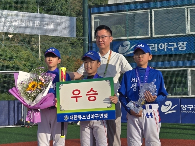 이상근 회장(뒤)과 성북구유소년야구단 선수들. /성북구유소년야구단 제공