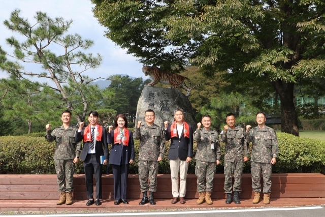 이진숙 동아오츠카 전무(왼쪽에서 세번째), 김성구 수도기계화보병사단장(왼쪽에서 네번째)이 포카리스웨트 전달식에서 기념 사진을 찍고 있다./동아오츠카