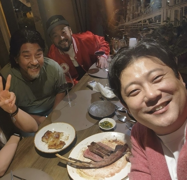 에드워드 리(왼쪽), 고기 깡패, 장호준이 식당에서 인증샷을 찍었다. /장호준 인스타그램