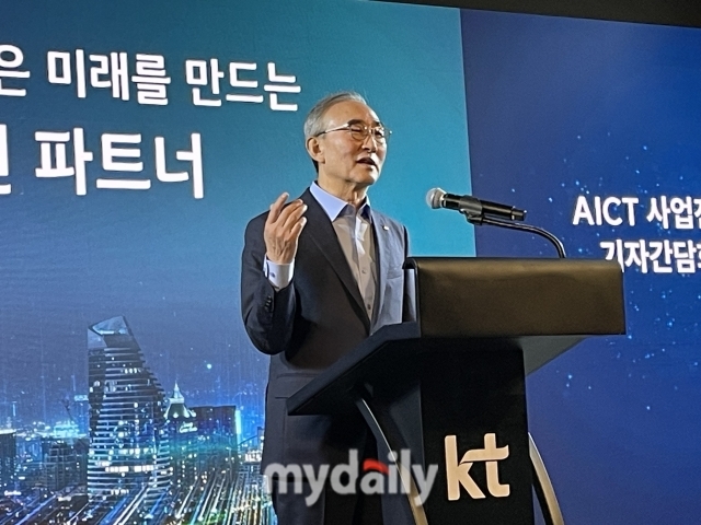 김영섭 KT 대표가 10일 서울 중구 노보텔 앰배서더 동대문 호텔에서 열린 KT AICT 사업전략 기자간담회에서 발표를 하고 있다./박성규 기자