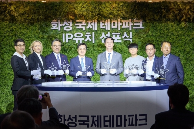 10일 ‘화성국제테마파크 글로벌 IP사 유치 선포식’ 행사에서 왼쪽 두번째부터 마리 막스 파라마운트 테마파크 엔터테인먼트 부문장, 임영록 신세계그룹 사장, 김동연 경기도지사, 정명근 화성시장 등 관계자들이 기념 사진을 촬영하고 있다. /신세계프라퍼티