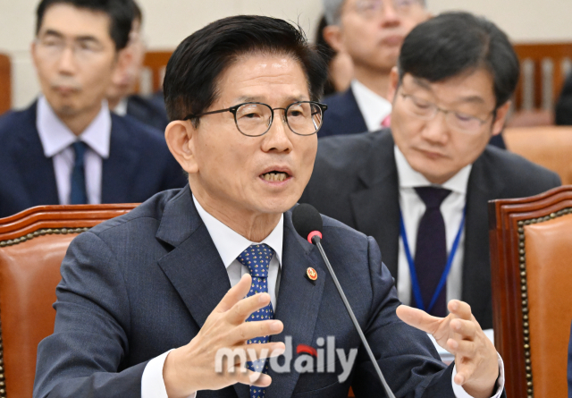 김문수 고용노둥부 장관이 10일 오전 서울 여의도 국회 환경노동위원회 회의장에서 진행된 